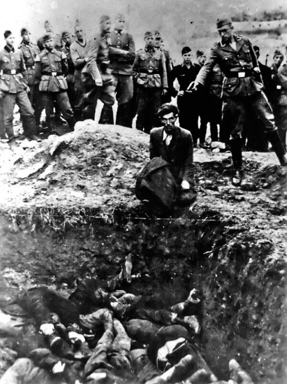 ”Останній єврей у Вінниці”, — так підписав це фото на звороті автор, німецький офіцер. Імовірно, знімок зроблено 25 серпня 1942 року. За час нацистської окупації в місті знищили понад 30 тисяч євреїв, вижили кілька десятків