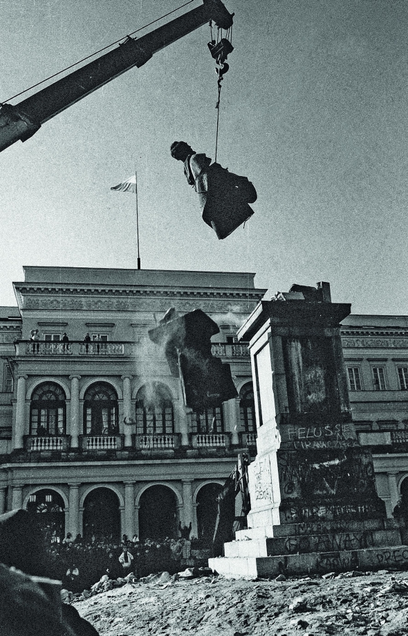 Знесення пам’ятника Феліксові Дзержинському на однойменній площі у Варшаві, 17 листопада 1989 року. Нині має назву – Банкова