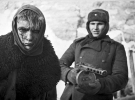 Немецкий солдат в плену у советского, февраль 1943 года.