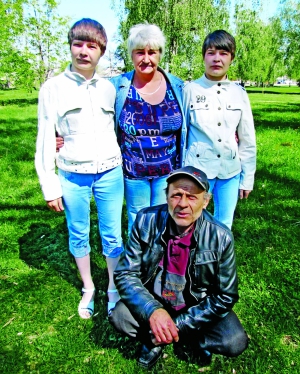 Ліна (ліворуч) та Інна Городищенки з батьками Лілією та Олексієм у парку міста Лубни Полтавської області. Доньки живуть з матір’ю. Батько — у селі Терни під Лубнами, приїхав їх провідати