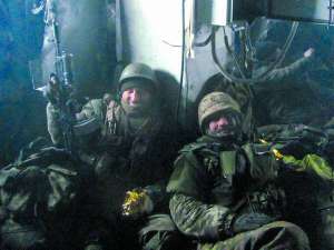 Володимир Козак (ліворуч) із побратимом під час ­захисту Донецького аеропорту. Тіло кіборга рідні ­знайшли у Дніпропетровському морзі