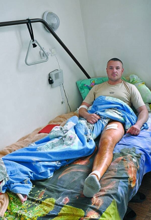  Бізнесмен Євген Шульга з Умані на Черкащині лежить у міській лікарні. Каже, на нього напав міліціонер і прострелив ногу з травматичного пістолета