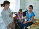 Марина Ковальська (ліворуч) із Гайсина на Вінниччині з донькою 5-річною Анастасією і племінницею Мариною, 16 років. Дівчата в лікарні приймають вакцину проти сказу