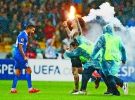Гравець ”Дніпра” Матеус святкує вихід до фіналу Ліги Європи з уболівальником, який вибіг на поле після закінчення матчу