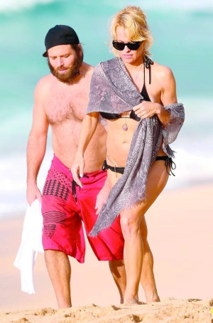 Американська акторка Памела Андерсон із чоловіком кінопродюсером Ріком Саломоном під час відпочинку на пляжі в Малібу. Після розлучення вона отримає мільйон доларів компенсації