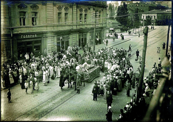 Процесія з труною художника Георгія Нарбута проходить повз Думську площу – теперішній майдан Незалежності, 25 травня 1920 року