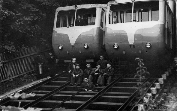 Свеженькие вагоны К-56 и группа участников второй реконструкции
