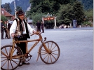 Яремча. Гуцул со старинным деревянным велосипедом.