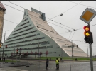 Біля Латвійської національної бібліотеки (трикутна будівля) моужть проїхати лише автівки учасників саміту та журналістів.