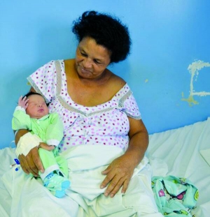 51-річна Себастьяна Марія да Консейсао тримає новонародженого сина Тассіо. Каже, планує заводити ще дітей