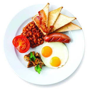 Класичний англійський сніданок готують за 10 хвилин. Гриби, квасолю і яйця засмажують, а ковбаску і помідор — печуть на грилі 