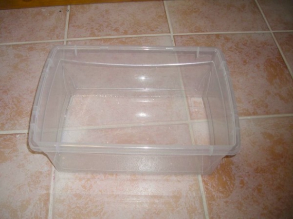 Такую пластиковую коробку можно приобрести в большинстве супермаркетов.