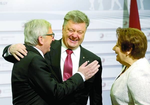 Президенти Європейської Ради Дональд Туск і України — Петро Порошенко та прем’єр-міністр Латвії Лаймдота Страуюма вітаються перед початком сесії саміту ”Східного партнерства” у Ризі, 22 травня