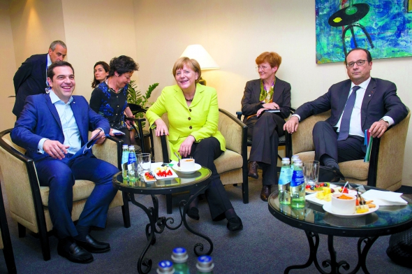 Канцлер Німеччини Анґела Меркель (сидить у центрі) і французький президент Франсуа Олланд (праворуч) у кулуарах саміту Східного партнерства в Ризі пізно ввечері 21 травня зустрілися з грецьким прем’єр-міністром Алексісом Ципрасом (сидить ліворуч скраю). Той прибув до латвійської столиці в надії прискорити врегулювання боргової кризи його країни   