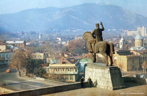 Вид на старый город от памятника основателю Тбилиси Вахтангу Горгасали