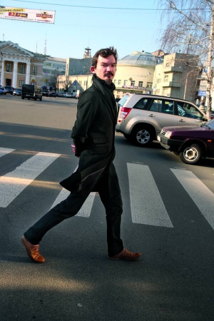 Вано КРЮҐЕР.  Народився в місті Городенка Івано-Франківської області у сім’ї технарів. Мати закінчила факультет теплофізики Політехнічного інституту. Батько – факультет радіоелектроніки. 3-річним разом з батьками переїхав до Києва. Колекціонував марки й мушлі. Улюбленою книжкою дитинства називає роман Михайла Булгакова ”Майстер і Маргарита”. Каже, досі може цитувати його напам’ять. Дев’ять років навчається у Києво-Могилянській академії. Змінив три кафедри: філософію, культурологію та політологію. Зараз – у докторській школі, спеціальність – ”суспільні трансформації, політологія”. Дає приватні уроки з історії, філософії, культурології. Справжнє ім’я – Іван Коломієць. Крюґер – прізвище бабусі по матері. Писати вірші почав у 7 років. Свій стиль називає ”некрокомунізмом”. Епіграфи до віршів ставить із радянських та революційних пісень. Друкувався в журналах і газетах. Брав участь у багатьох літературних фестивалях. Видав дві збірки поезій – ”Зіґґі Фрейд & Ктулху” та ”Ніжна посмішка Берії”. За першу з них у березні цього року отримав премію імені Олеся Гончара. Неодружений