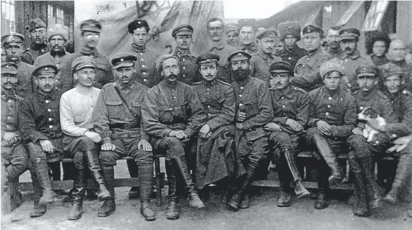 Старшини Кінного дивізіону армії УНР у польському Вадовіце, 12 вересня 1921 року. Через півтора місяця більшість із них візьмуть участь у збройному виступі проти більшовиків – Другому зимовому поході