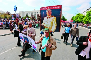 9 травня цього року в кримському Сімферополі учасники мітингу ходили з портретами Йосипа Сталіна