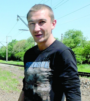 Чернігівець Володимир Даниленко стоїть неподалік від того місця, де розібрав колію. Через це із рейок зійшли три вагони з вугіллям