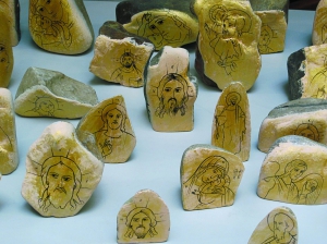Ікони на камені виставили в Українському католицькому університеті у Львові. Камені для ікон художники привозили з Карпатських гір, річок, знаходили в лісах і на дорогах. На них зобразили лики святих