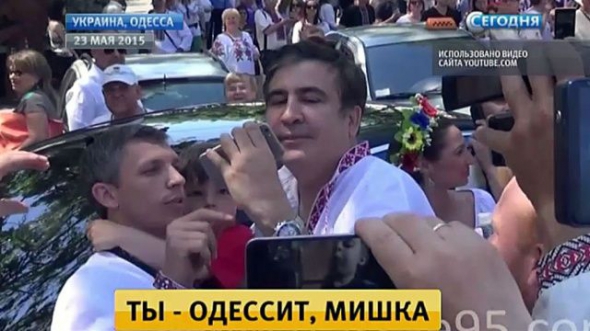 Михаїл Саакашвілі фотографується з одеситами 23 травня 2015 року. Того дня в місті відбувся парад вишиванок