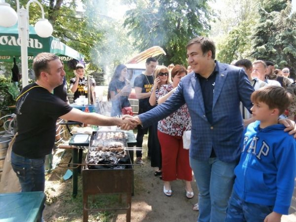 Михаїл Саакашвілі з молодшим сином Ніколозом на відкритті в Одесі фестивалю грузинської культури, 23 травня 2015 року Навчався в Києві Михаїл Саакашвілі народився в Тбілісі. 1992-го з відзнакою закінчив Інститут міжнародних відносин Київського університету імені Шевченка. Потім навчався в Міжнародному інституті прав людини у Страсбурзі, Колумбійському університеті в Нью-Йорку та в університеті Джорджа Вашингтона, США. 1995 року стає депутатом парламенту Грузії. 1999-го переобирається. У жовтні 2000-го — міністр юстиції. У вересні 2001 року подає у відставку, звинувативши тодішнього президента Едуарда Шеварднадзе і членів його уряду в корупції. Створює опозиційну партію ”Національний рух”. 2004 року — один з організаторів Революції троянд у Грузії. Дружина 46-річна Сандра Еліза Рулофс родом із Нідерландів, перекладач. Мають синів 19-річного Едуарда й 9-річного Ніколоза