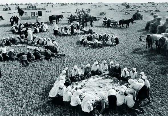 8 червня 1937 року, жителі села Вільшанка – тепер Жашківський район Черкаської області – обідають під час збору врожаю в колгоспі ”Шлях Ілліча”