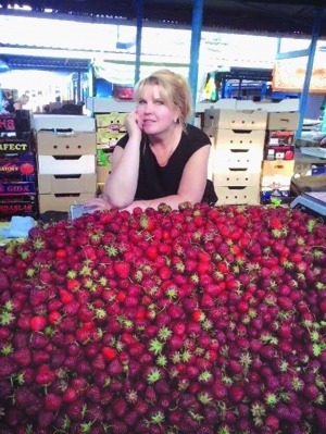 Полуниця на столичних ­базарах коштує 20 ­гривень. ­Продавці кажуть, що ягода подешевшає. Цього року її мало продають до Росії