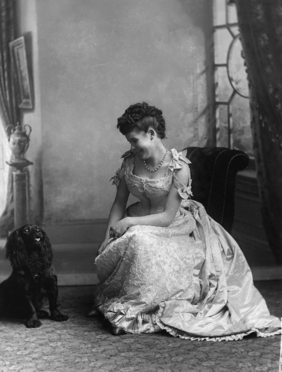 Женщина и ее пес позируют для портрета. 1890 г.