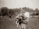 Фельдшер американской бейсбольной команды с псом-тотемом