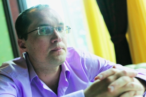 Журналіст Юрій Бутусов: ”Прем’єр Ізраїлю Біньямін Нетаньяху — колишній командир спецпідрозділу ”Сайерет Маткаль”, який брав участь у десятках бойових операцій, виконував найризикованіші завдання. Коли звільнився з армії, люди проголосували за нього”. Написав сценарії двох фільмів Юрій Бутусов навчався на факультеті міжнародного права в Інституті міжнародних відносин Київського університету ім. Тараса Шевченка. За фахом не працював. Спочатку пішов у газету ”Сегодня”, потім — у ”Киевские ведомости”. Із 2003-го його матеріали друкують у ”Дзеркалі тижня”. Написав сценарій для фільмів ”Помаранчеве небо” про події 2004–2005 років та ”Ілюзія страху” — за книжкою Олександра Турчинова, керівника Ради нацбезпеки й оборони. Заснував інтернет-видання ”Цензор.нет”. Був учасником комісії, яка обирала голову Національного антикорупційного бюро. Хотів, щоб його очолив колишній президент Грузії Михаїл Саакашвілі. — Тоді всі зрозуміли б, яким курсом іде Україна, — каже. — Адже для Європи та США Саакашвілі є символом успішних реформ. А в Кремлі почалася б істерика. Із дружиною Дариною виховують трьох дітей.