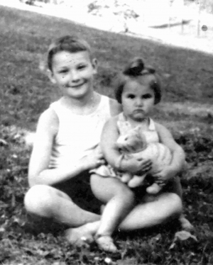 Діти головного командира УПА Романа Шухевича — син Юрій і донька Марія, 1942 рік