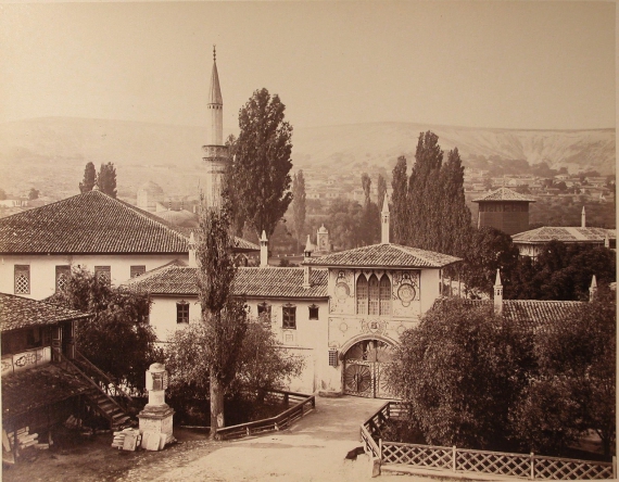 Вид на Північні в'їзні ворота з надбрамною вежею і поштовий корпус ханського палацу (з боку р.Чурук-Су)