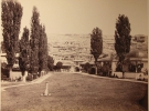 Вид в'їзних воріт на територію ханського палацу; праворуч - дюрбе (ханські гробниці); в центрі на другому плані - житлові будинки.
