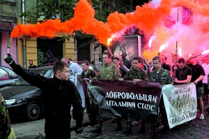 Представники ”Правого сектора” йдуть центром Львова 6 червня. Організували ”Марш правди – марш честі”, бо мають претензії до президента Петра Порошенка. Зокрема щодо розслідування вбивств на Майдані, провальних операцій на Донбасі, люстрації чиновників