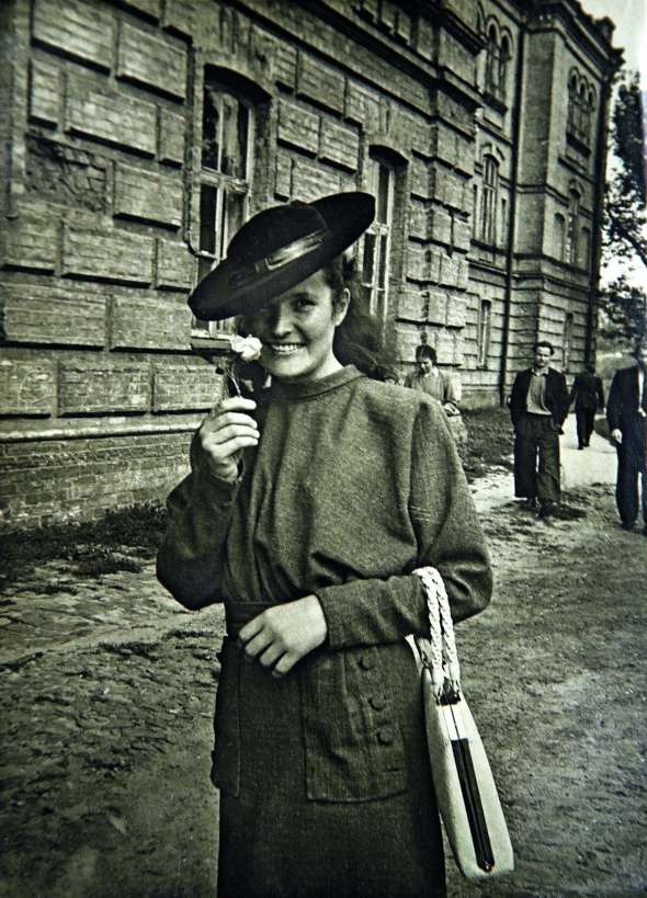 Наприкінці 1940-х – на початку 1950-х сукні й капелюшки Тетяні Яблонській купував чоловік Сергій Отрощенко. Вона ж любила одяг простий і зручний