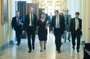 Прем’єр-міністр України ­Арсеній ­Яценюк ­(у ­трійці, що попереду, — ­ліворуч) на зустріч із міністром фінансів ­Сполучених Штатів Америки Джейкобом Лью ­(праворуч) прийшов із главою українського Мінфіну Наталією Яресько (у центрі)