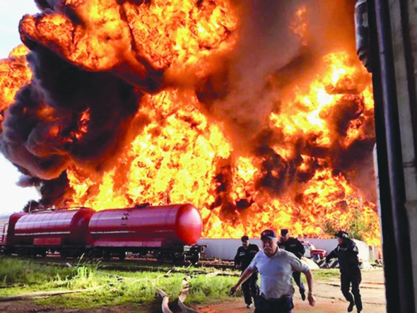 Рятувальники розбігаються під час вибуху цистерн на нафтобазі у селі Крячки Васильківського району Київської області 9 червня