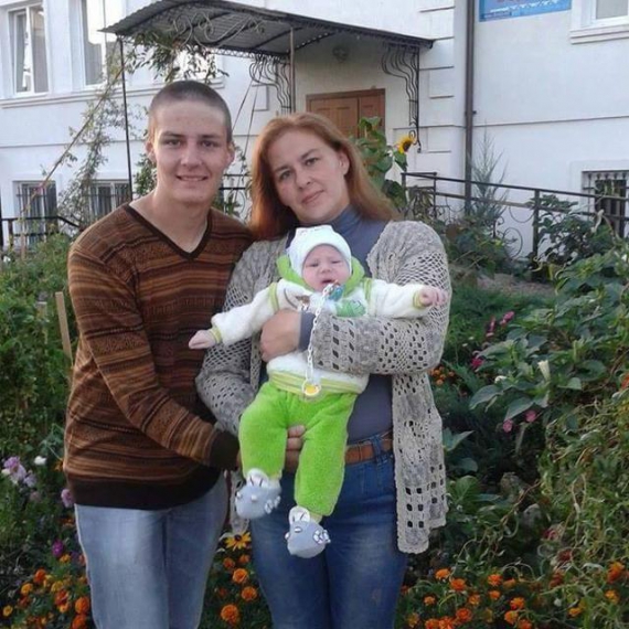 Наталья Титаренко с детьми (сын Сергея - Юра на руках)