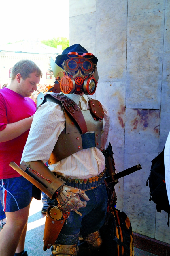 Відвідувач фестивалю Kyiv Comic Con стоїть у черзі до входу на порозі столичного Українського дому в суботу, 6 червня. Прийшов у костюмі з комп’ютерної гри Fallout, дія якої відбувається у світі, що пережив ядерну війну