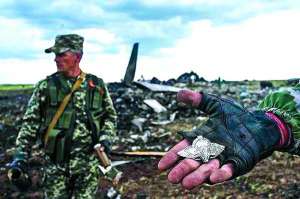 Бойовики збирають речі загиблих десантників 14 червня торік. Літак Іл-76 збили з переносного зенітно-ракетного комплексу при заході на посадку в аеропорт Луганська. Упав на непідконтрольну українській армії територію. Бойовики кілька днів не дозволяли забрати тіла загиблих