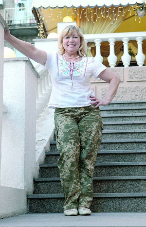 Надія Мороз стоїть при вході до кав’ярні в центрі Запоріжжя. Рік волонтерить  — допомагає 55-й артилерійській бригаді