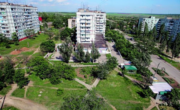 Вид на Степногірськ із даху дев’ятиповерхівки. За висотками починається приватний сектор із городами й виноградниками