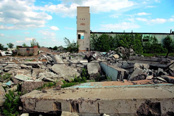 Залишки розбитої шахти на околицях Степногірська. Мародери витягнули звідти увесь метал. На шахту вряди-годи навідуються селищна голова й дільничний міліціонер. Перевіряють, чи не все розікрали