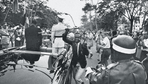 29 червня 1960 року колишній солдат Амброїс Боїмбо краде церемоніальний меч у короля Бельгії Бодуена І у центрі Леопольдвіля, столиці Конго. Тепер місто називається Кіншаса. Того дня відбулися урочистості з нагоди проголошення незалежності африканської держави. 52 роки вона перебувала під контролем Бельгії. Бодуен І приїхав попрощатися з колишніми підданими. Боїмбо затримала поліція, проте монарх наказав відпустити його