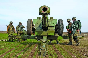 Бійці полку ”Азов” на одній із позицій біля селища Широкине під Маріуполем, квітень 2015 року