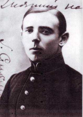 Юрий Смолич родился 25 июня 1900. С тринадцатилетнего возраста учился в Жмеринской гимназии, активно занимался футболом.