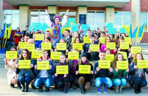 Студенти університету біля Уманської міської ради під час акції ”Україні — мир!”