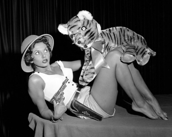 Королева Цирка, 1959. Жаклин Петит, победительница конкурса «Королева цирка», укрощает игрушечного тигра пистолетом.