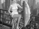 Королева Сомов, 1954. Королева Гейл Хупер из Мемфиса, держит 25-килограммовую рыбину в одном из отелей Нью-Йорка.